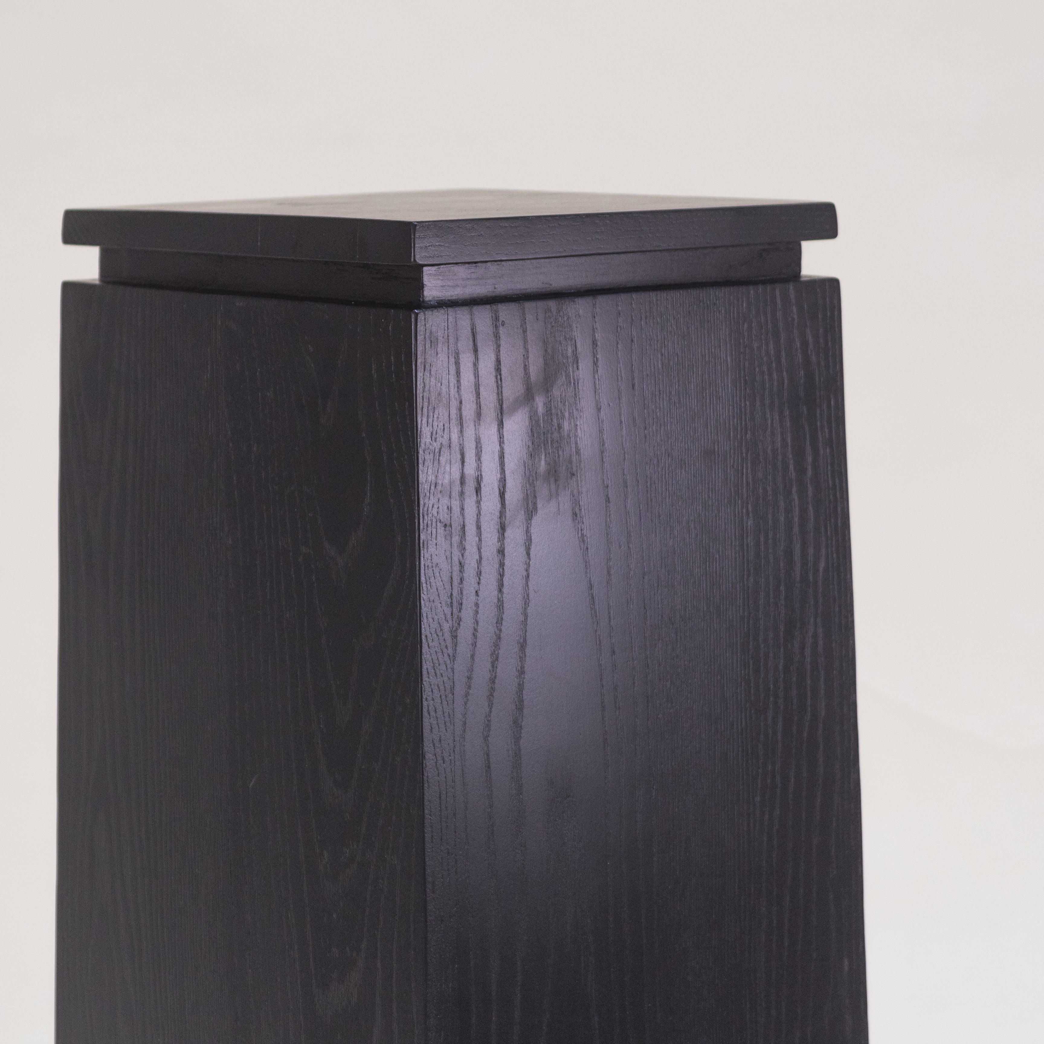 PEDESTAL BLACK