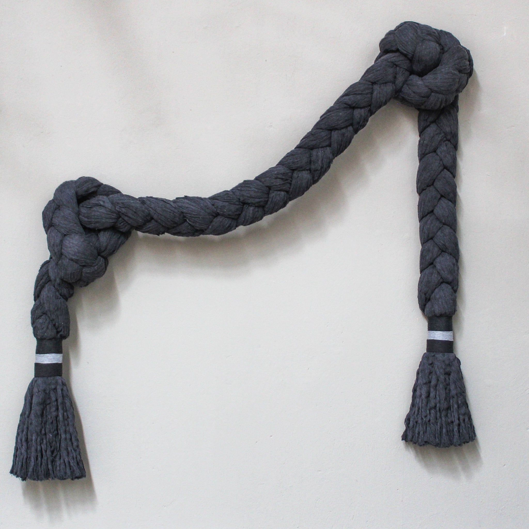 ESCULTURA TRENZA GRIS