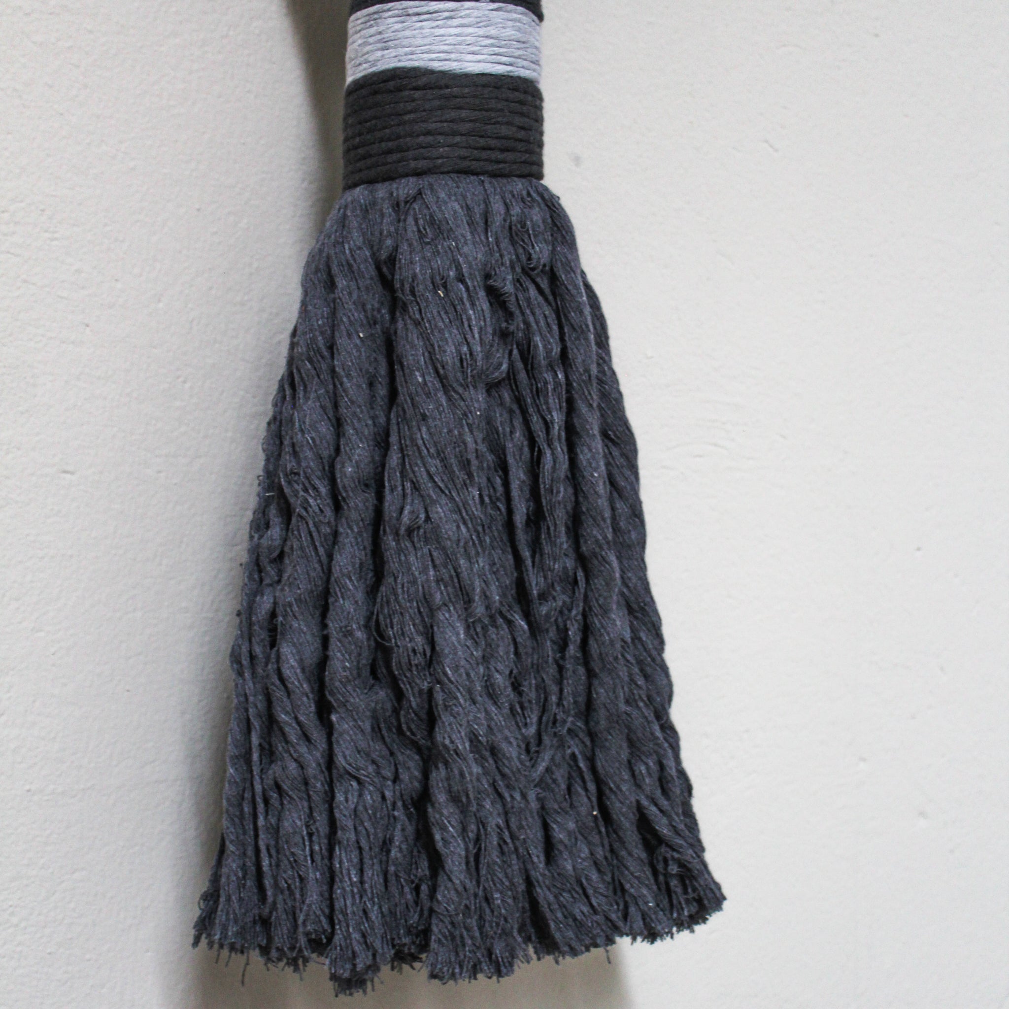 ESCULTURA TRENZA GRIS