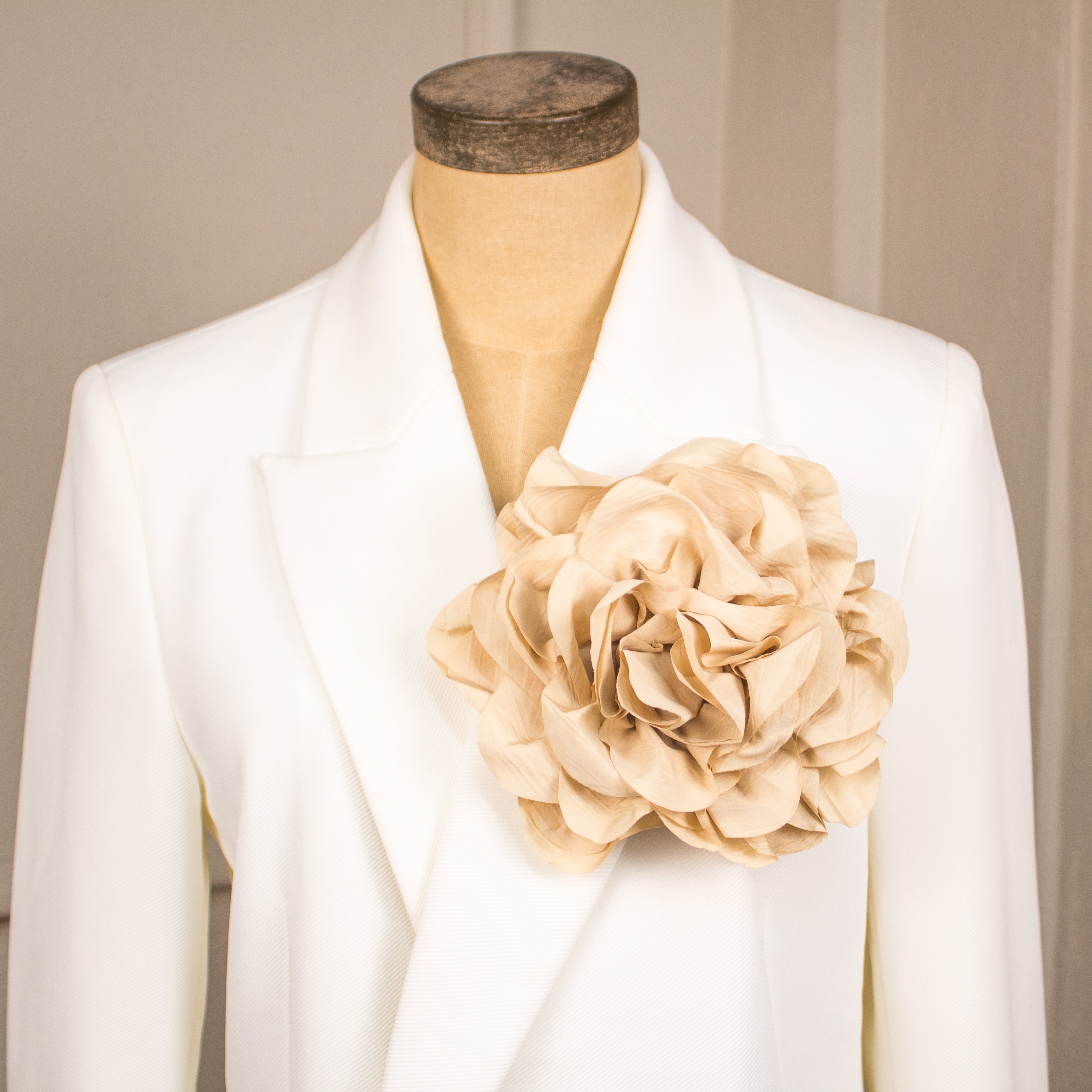 BROCHE FLOR BEIGE