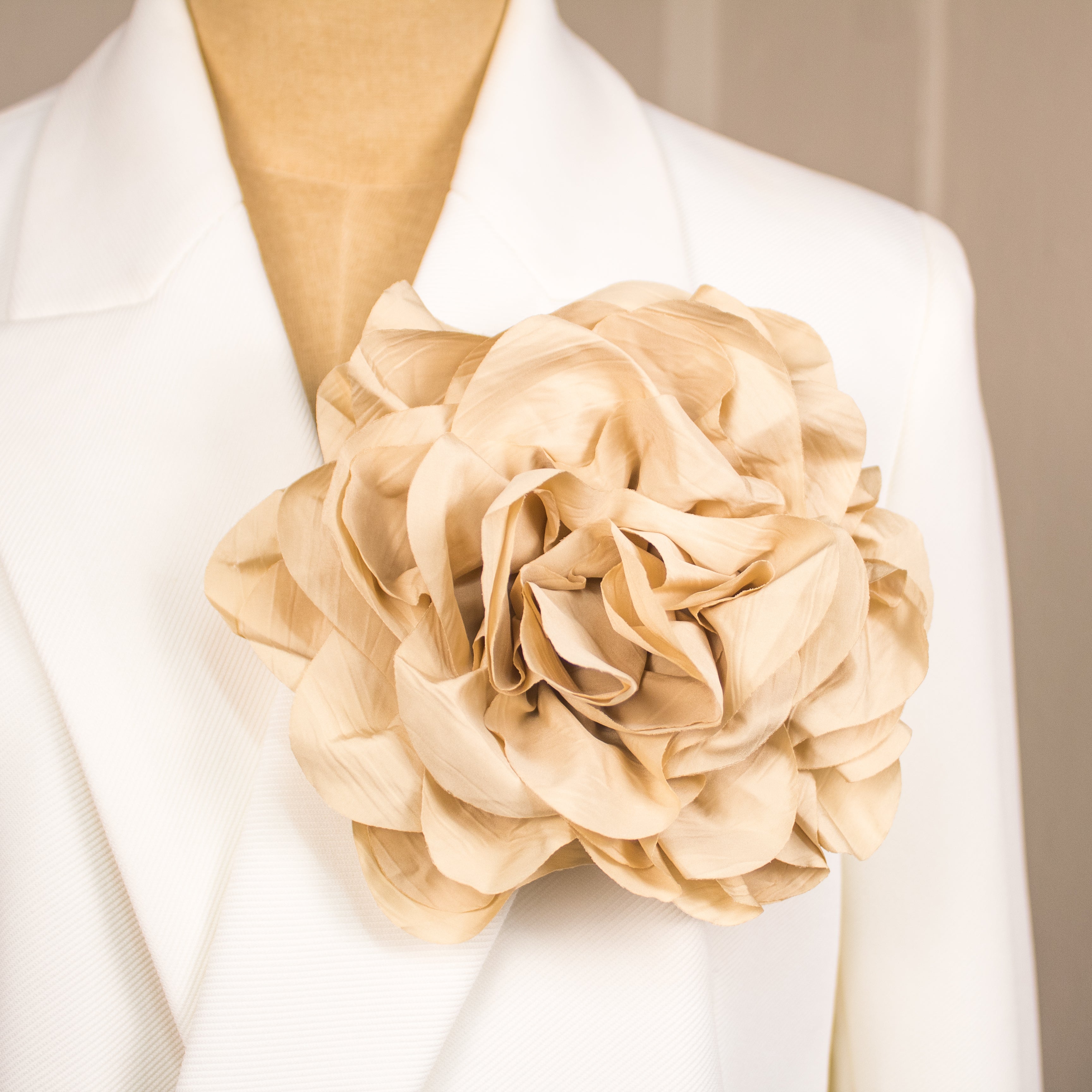 BROCHE FLOR BEIGE
